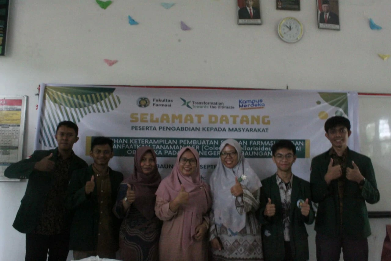 USU Pharmacy Lecturers Provide Training on Making Pharmaceutical Preparations as Wound Medicine at SMAN 1 Perbaungan